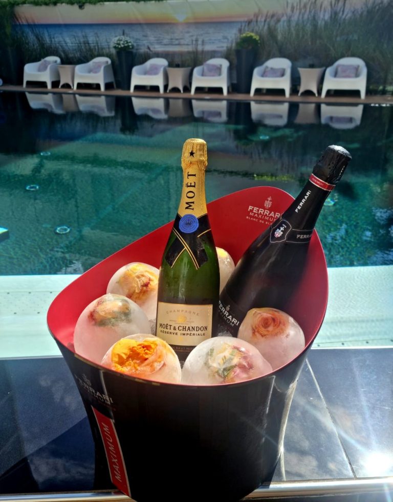 champagne a bordo piscina honeymoon suites